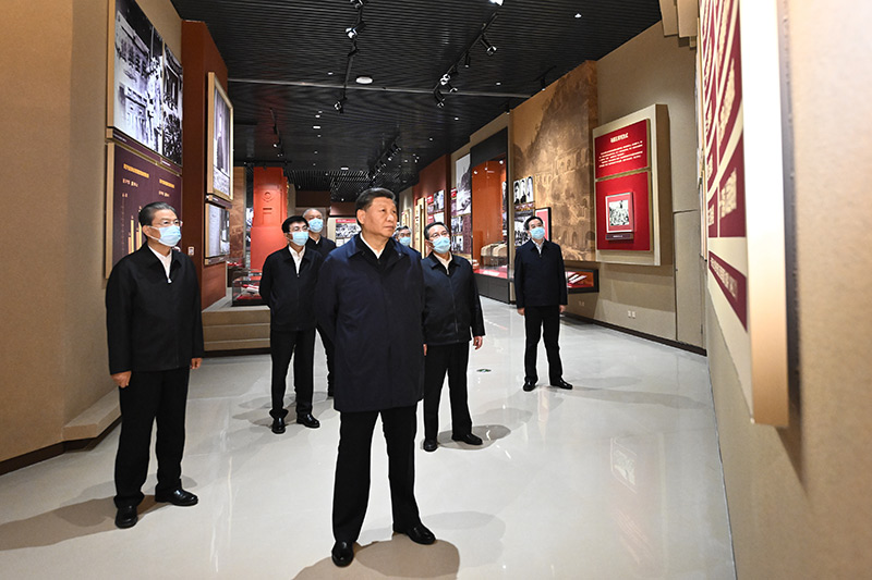 　　10月27日，中共中央總書記、國家主席、中央軍委主席習近平帶領中共中央政治局常委李強、趙樂際、王滬寧、蔡奇、丁薛祥、李希，瞻仰延安革命紀念地。這是習近平等在延安革命紀念館，參觀《偉大歷程——中共中央在延安十三年歷史陳列》。