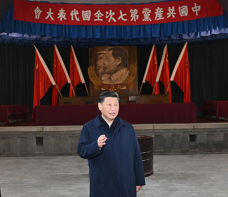 　　10月27日，中共中央總書記、國家主席、中央軍委主席習近平帶領中共中央政治局常委李強、趙樂際、王滬寧、蔡奇、丁薛祥、李希，瞻仰延安革命紀念地。這是習近平在楊家?guī)X瞻仰中共七大會址。