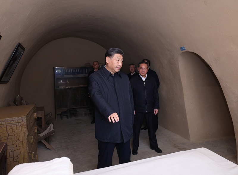 　　10月27日，中共中央總書記、國家主席、中央軍委主席習近平帶領中共中央政治局常委李強、趙樂際、王滬寧、蔡奇、丁薛祥、李希，瞻仰延安革命紀念地。這是習近平等在楊家?guī)X參觀毛澤東舊居。