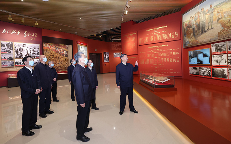 　　10月27日，中共中央總書記、國家主席、中央軍委主席習近平帶領中共中央政治局常委李強、趙樂際、王滬寧、蔡奇、丁薛祥、李希，瞻仰延安革命紀念地。這是習近平等在延安革命紀念館，參觀《偉大歷程——中共中央在延安十三年歷史陳列》。