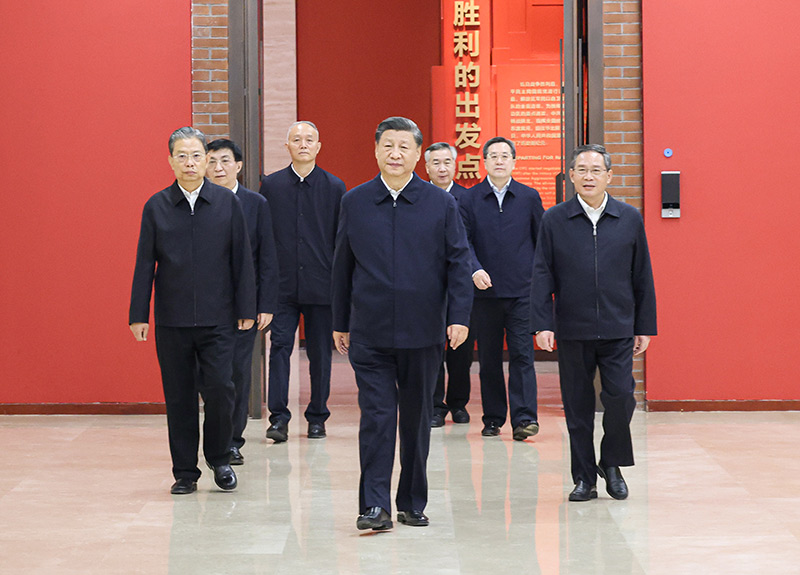 　　10月27日，中共中央總書記、國家主席、中央軍委主席習近平帶領中共中央政治局常委李強、趙樂際、王滬寧、蔡奇、丁薛祥、李希，瞻仰延安革命紀念地。這是習近平等在延安革命紀念館，參觀《偉大歷程——中共中央在延安十三年歷史陳列》。