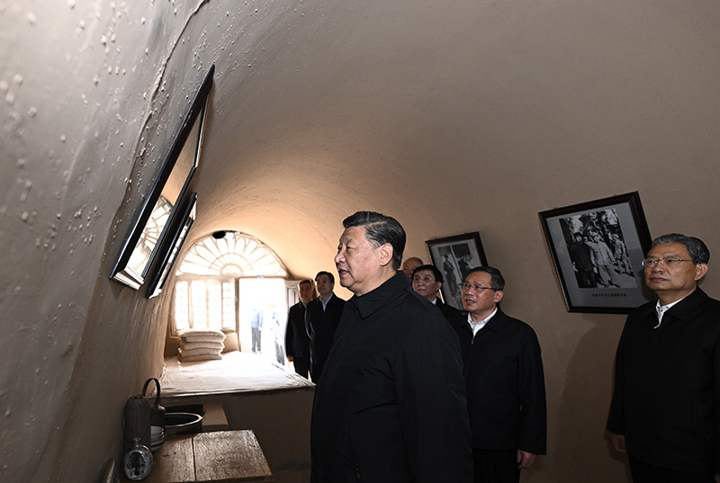 　　10月27日，中共中央總書記、國家主席、中央軍委主席習近平帶領中共中央政治局常委李強、趙樂際、王滬寧、蔡奇、丁薛祥、李希，瞻仰延安革命紀念地。這是習近平等在楊家?guī)X參觀朱德舊居。