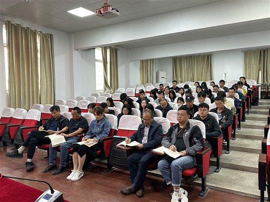 會議室里的人們&#xA;&#xA;中度可信度描述已自動(dòng)生成